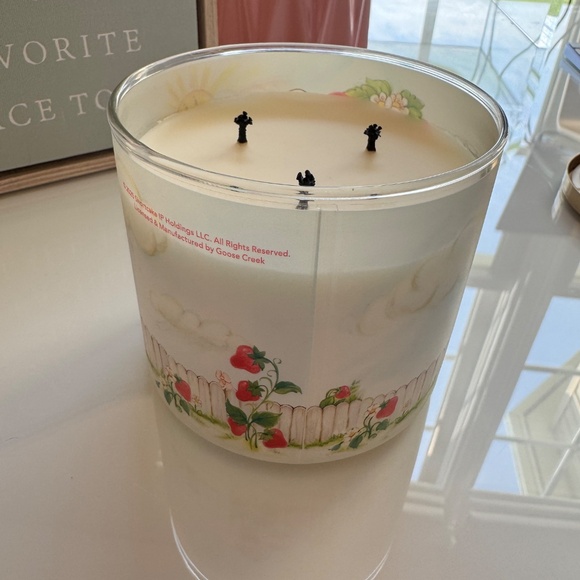 Goose Creek Strawberry Shortcake 3 Wick Candle & Box Sign Bundle - Picture 5 of 6